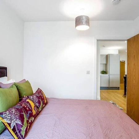 Stunning 2 Bed/2 Bath In Town Centre & Parking! Daire Bracknell Dış mekan fotoğraf