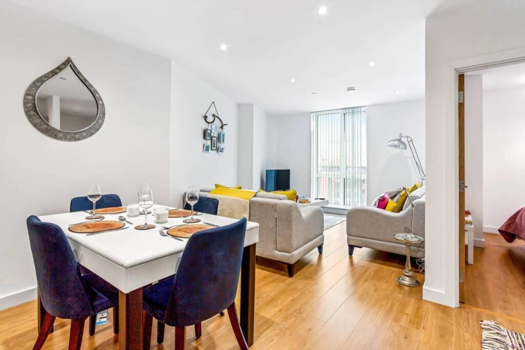 Stunning 2 Bed/2 Bath In Town Centre & Parking! Daire Bracknell Dış mekan fotoğraf