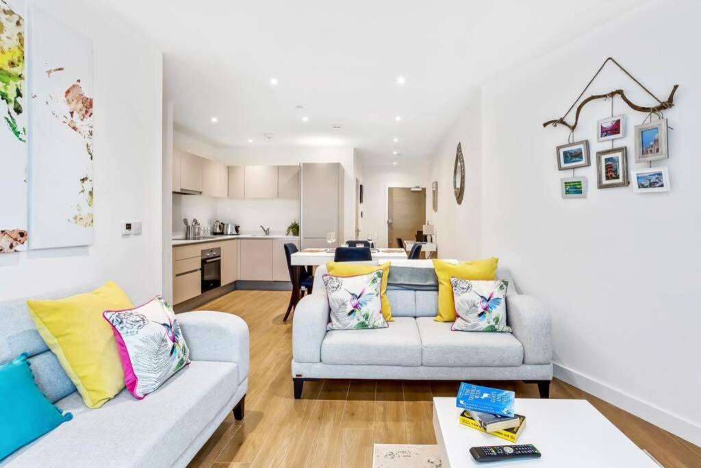 Stunning 2 Bed/2 Bath In Town Centre & Parking! Daire Bracknell Dış mekan fotoğraf