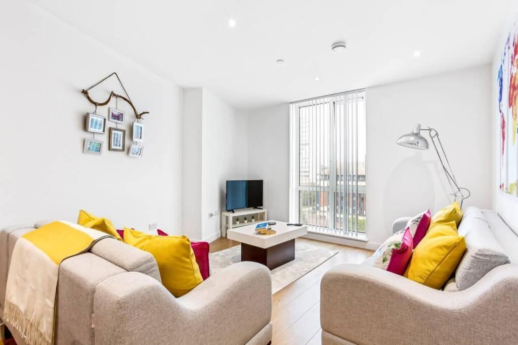 Stunning 2 Bed/2 Bath In Town Centre & Parking! Daire Bracknell Dış mekan fotoğraf