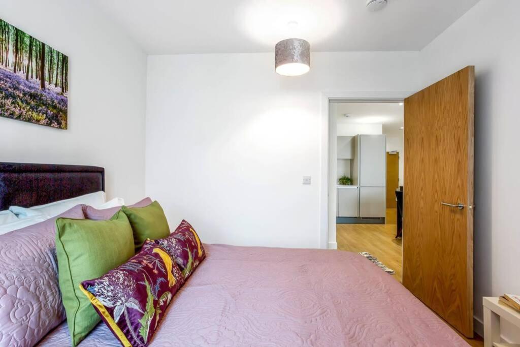 Stunning 2 Bed/2 Bath In Town Centre & Parking! Daire Bracknell Dış mekan fotoğraf
