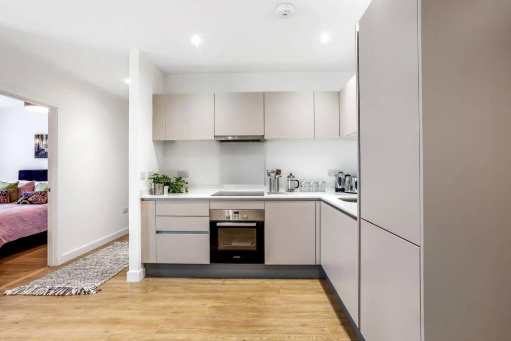 Stunning 2 Bed/2 Bath In Town Centre & Parking! Daire Bracknell Dış mekan fotoğraf
