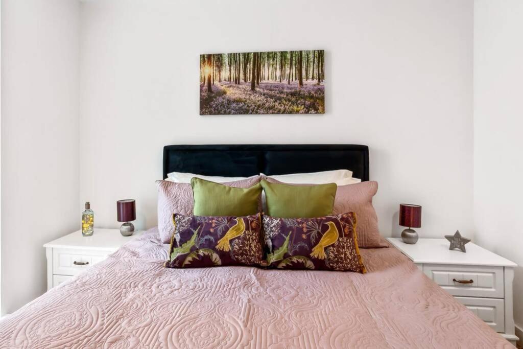 Stunning 2 Bed/2 Bath In Town Centre & Parking! Daire Bracknell Dış mekan fotoğraf
