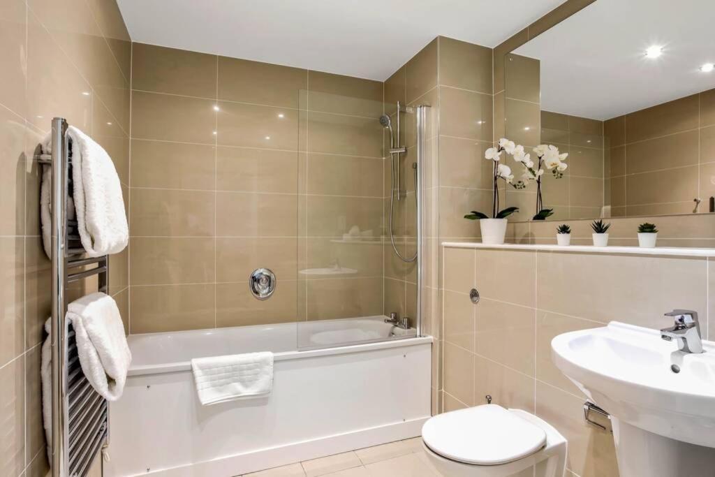 Stunning 2 Bed/2 Bath In Town Centre & Parking! Daire Bracknell Dış mekan fotoğraf