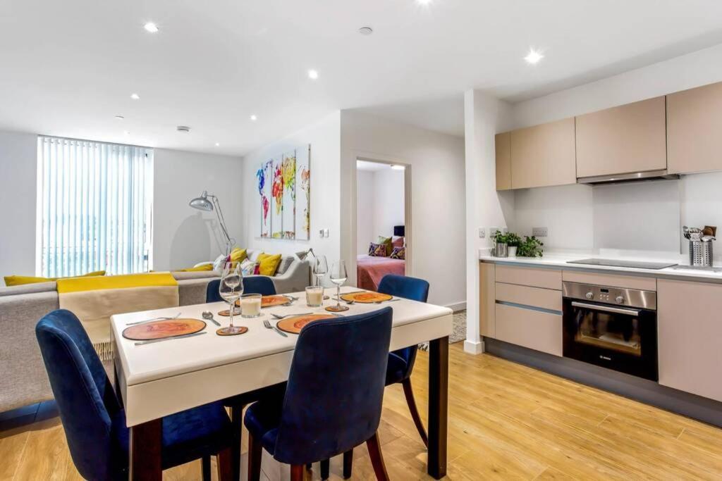 Stunning 2 Bed/2 Bath In Town Centre & Parking! Daire Bracknell Dış mekan fotoğraf
