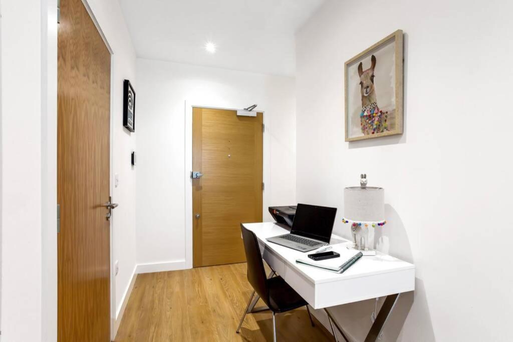 Stunning 2 Bed/2 Bath In Town Centre & Parking! Daire Bracknell Dış mekan fotoğraf