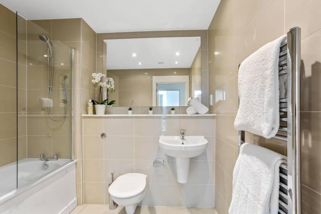 Stunning 2 Bed/2 Bath In Town Centre & Parking! Daire Bracknell Dış mekan fotoğraf